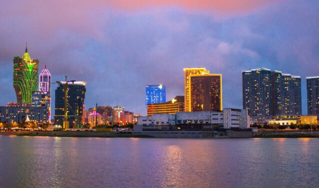 Allure vibrante de l'horizon de Macao avec des reflets néon.