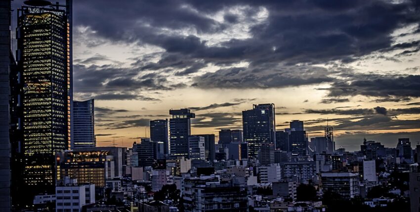 Requête cible : Skyline de la ville au crépuscule

Texte alternatif : 