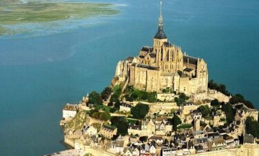 Vue aérienne de l'abbaye du Mont-Saint-Michel, expérience inoubliable.