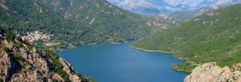 Ajaccio-Napoléon-Bonaparte : lac entre montagnes verdoyantes.