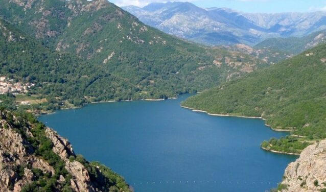 Ajaccio-Napoléon-Bonaparte : lac entre montagnes verdoyantes.