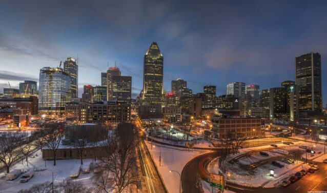 Paysage nocturne Montréal, gratte-ciel éclairé.