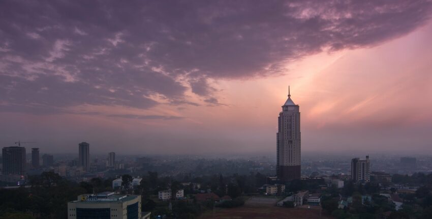 Paysage urbain au crépuscule, grand bâtiment, transition spectaculaire du ciel.