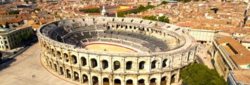 Amphithéâtre romain de Nîmes, vue aérienne ville méditerranéenne dense.