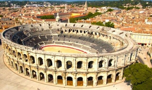 Amphithéâtre romain de Nîmes, vue aérienne ville méditerranéenne dense.