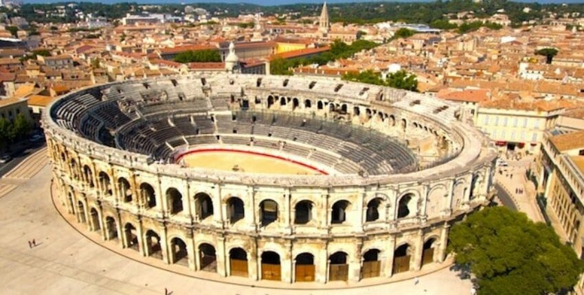 Amphithéâtre romain de Nîmes, vue aérienne ville méditerranéenne dense.