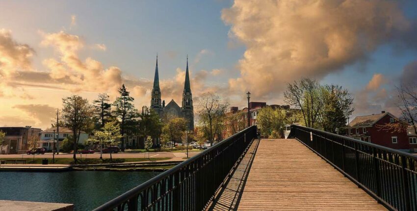 Ville avec grande église au coucher du soleil.