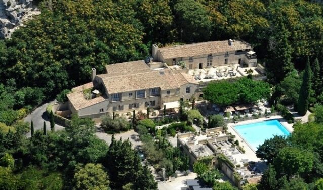 Vue aérienne L'oustau de Baumanière, villa rustique.