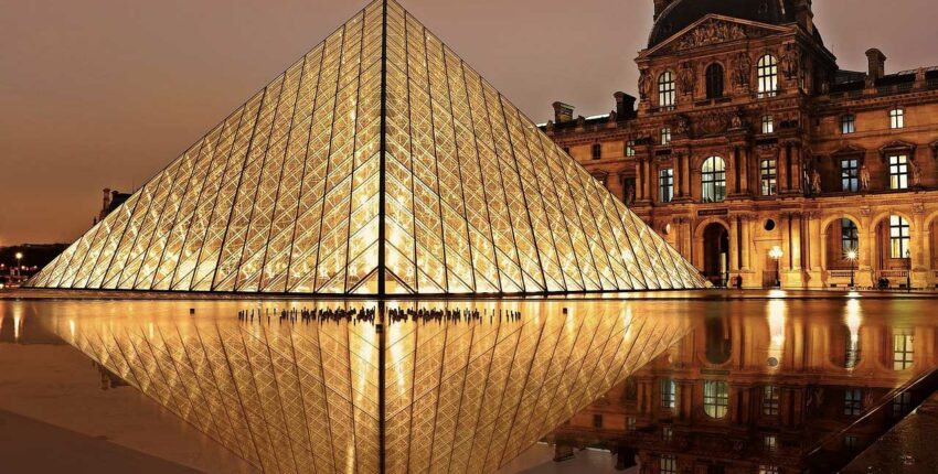 le louvre illuminé la nuit - paris