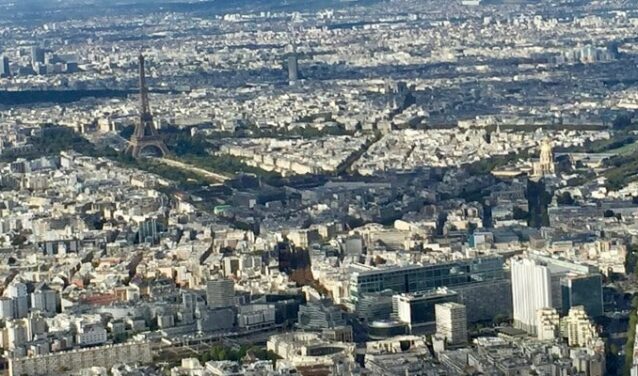 Vue aérienne de Paris, Tour Eiffel, bâtiments.