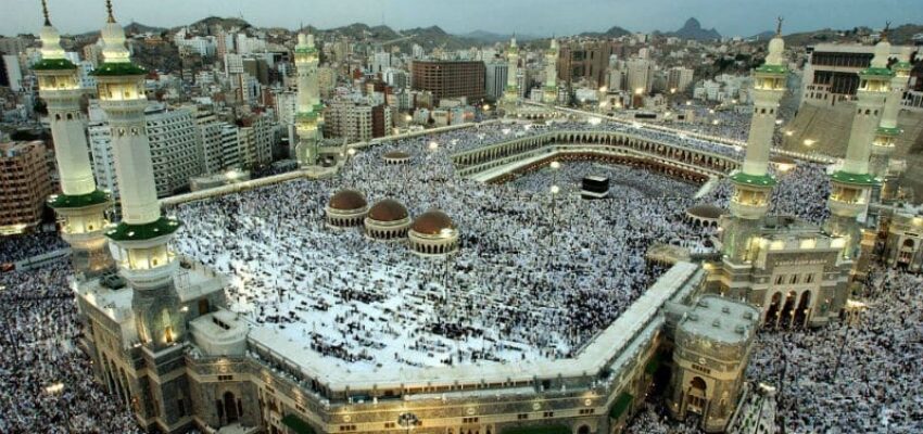 Kaaba Grande Mosquée La Mecque vue aérienne foule minarets.