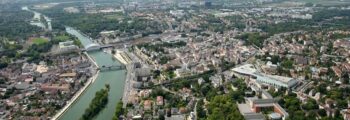 Vue aérienne de Pontoise Cormeilles avec ponts et verdure.