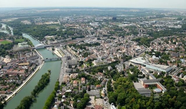 Vue aérienne de Pontoise Cormeilles avec ponts et verdure.