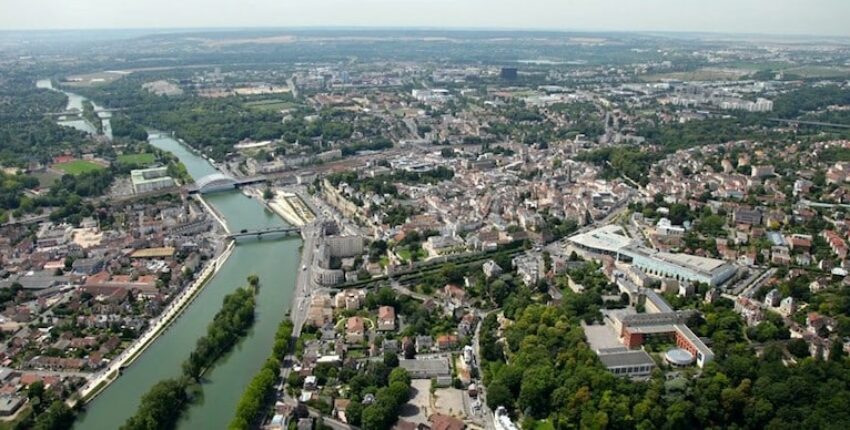 Vue aérienne de Pontoise Cormeilles avec ponts et verdure.