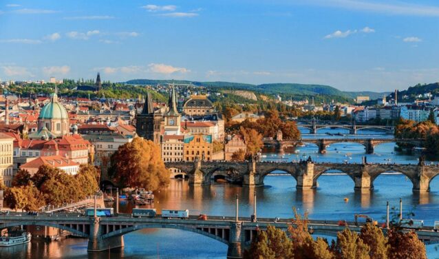 Vue des ponts historiques de Prague Kbely en automne.