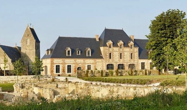 Domaine de Ravenoville : historique, pierres, arcs, verdure.