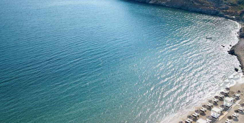 Vacances à Sunny Beach : chaises, parasols, eau claire, rivage rocheux