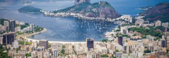 Vue aérienne Rio de Janeiro, baie, montagne.