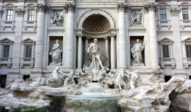 Fontaine de Trevi, Rome : statues et eau.