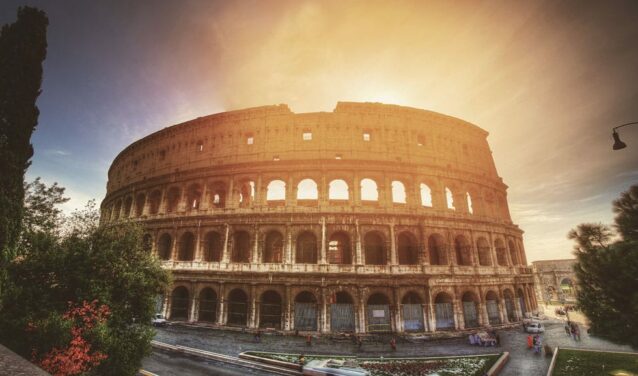 Colisée de Rome au coucher du soleil, beauté italique classique.