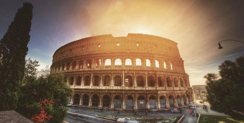 Colisée de Rome au coucher du soleil, beauté italique classique.