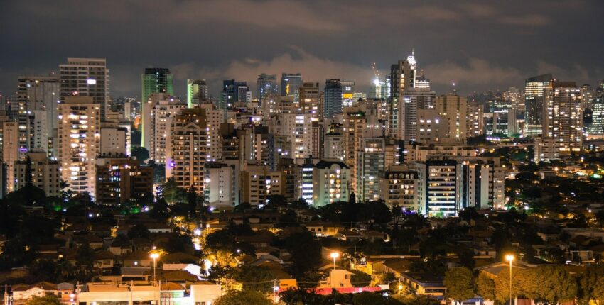 Paysage urbain nocturne de gratte-ciel urbains denses et illuminés.