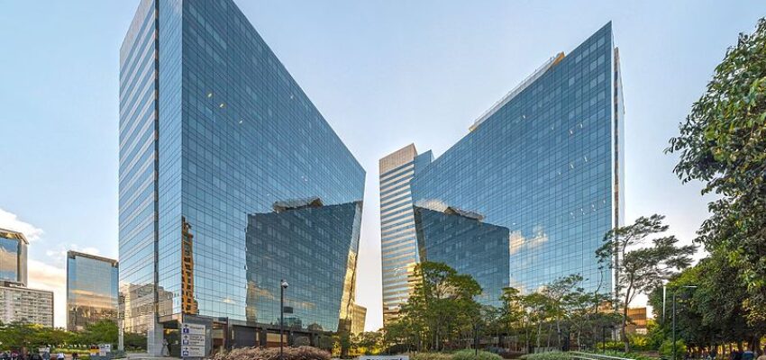 location jet privé : gratte-ciel modernes entouré de verdure