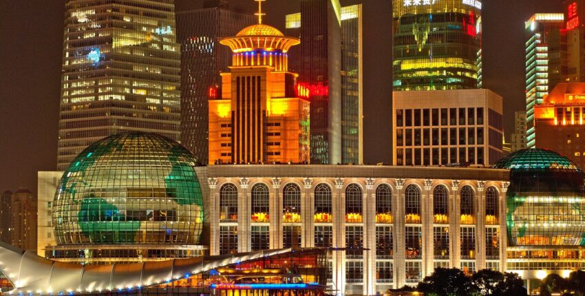 Shanghaï : vue de nuit, gratte-ciels illuminés sur le front de mer.