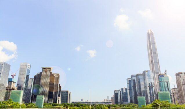 Skyline de Shenzhen avec gratte-ciel et reflets au bord de l’eau.