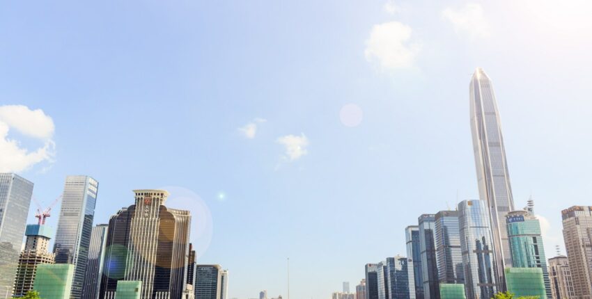 Skyline de Shenzhen avec gratte-ciel et reflets au bord de l’eau.