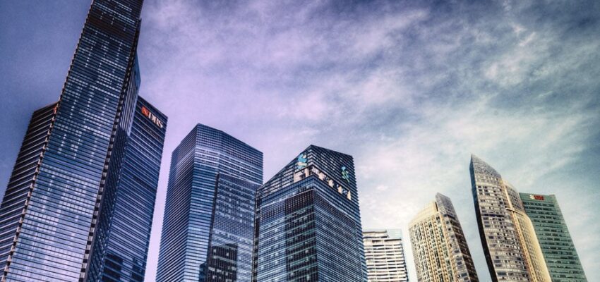 Yoast SEO Skyscrapers ville moderne ciel bleu nuages.
