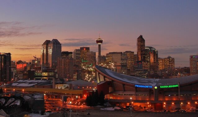 **Skyline de Calgary au crépuscule avec Saddledome au premier plan.**