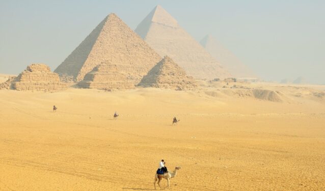 Great Pyramids Ride, skyline du Caire, temps clair.