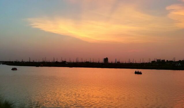 Location de Jet Privé – Coucher de soleil sur un lac.