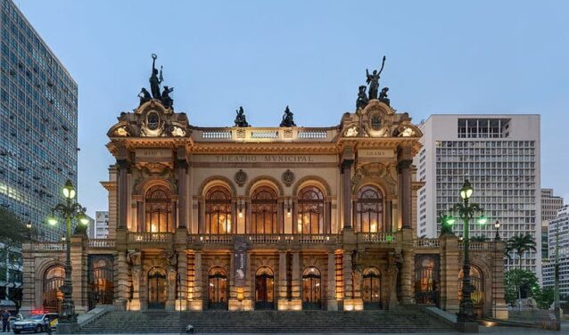 emplacement jet privé : Théâtre Municipal de São Paulo illuminé au crépuscule.