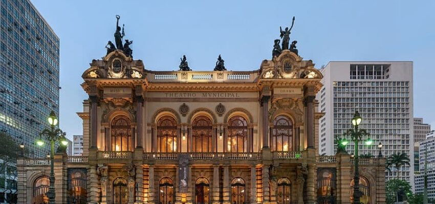 emplacement jet privé : Théâtre Municipal de São Paulo illuminé au crépuscule.