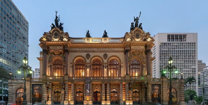 emplacement jet privé : Théâtre Municipal de São Paulo illuminé au crépuscule.