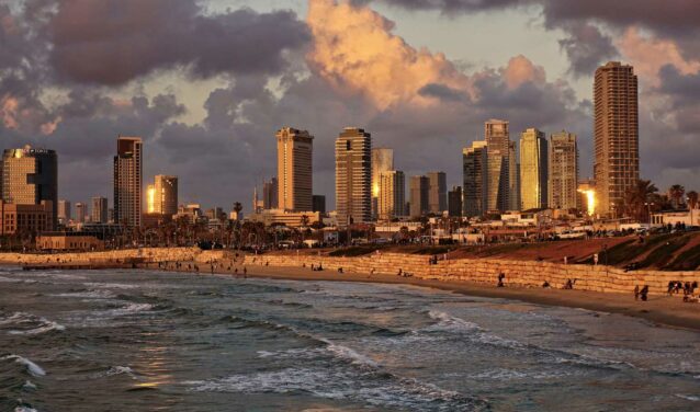 Tel Aviv coucher soleil, immeubles et plage.