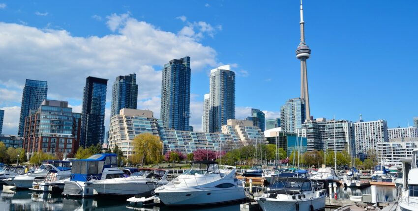 Skyline Toronto : Tour CN, marina, gratte-ciels par beau temps.