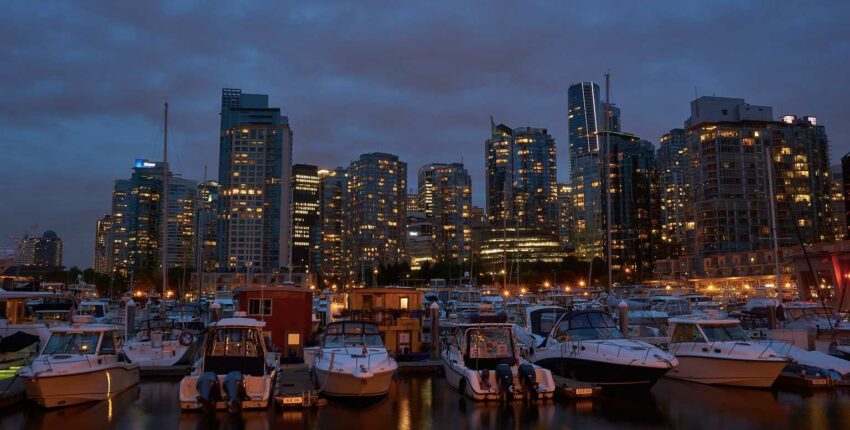 Gratte-ciel de Marina Blue Hour City illuminés par des lumières.