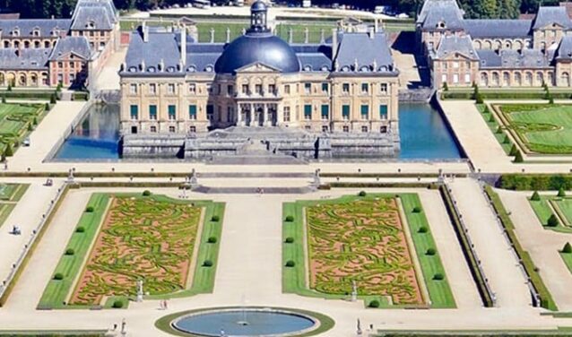 Château de Vaux-le-Vicomte vue d'hélicoptère.