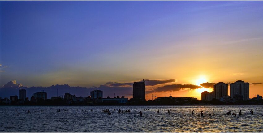 Hanoï : toits de la ville au coucher du soleil et plaisir de l'eau