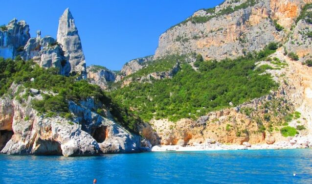 Alghero Fertilia : falaises, végétation, mer bleue.