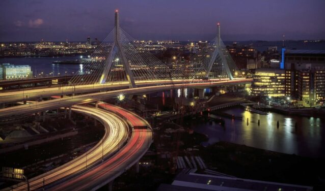 Location jet privé - Boston skyline et pont illuminé la nuit