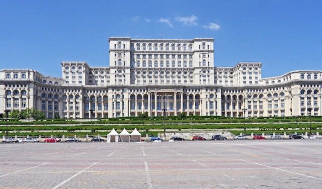 **Requête cible Yoast SEO:** Le Palais du Parlement à Bucarest

Le Palais du Parlement, vu de face.