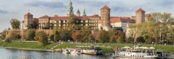 Cracovie : château historique sur une colline verdoyante.