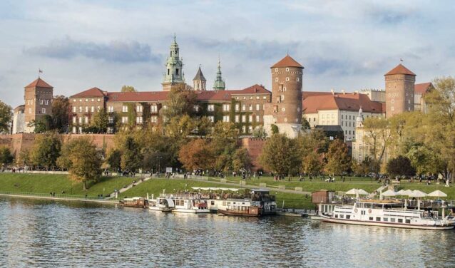 Cracovie : château historique sur une colline verdoyante.