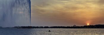 Coucher de soleil avec bateau près du rivage de Djeddah La Mecque.