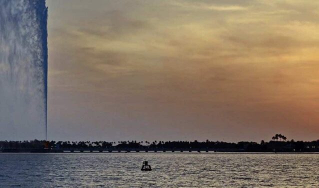 Coucher de soleil avec bateau près du rivage de Djeddah La Mecque.