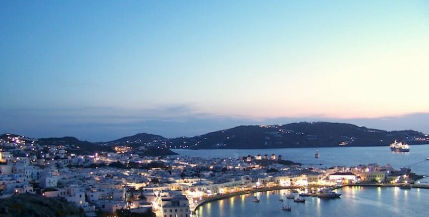 où partir en vacances en Europe : vue nocturne d'une ville côtière.